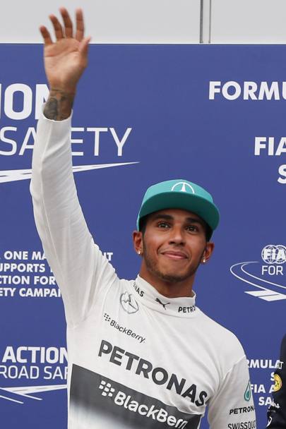 Lewis Hamilton saluta il pubblico di Sepang dopo aver conquistato la pole del GP della Malesia, la seconda di fila in questa stagione. Ap